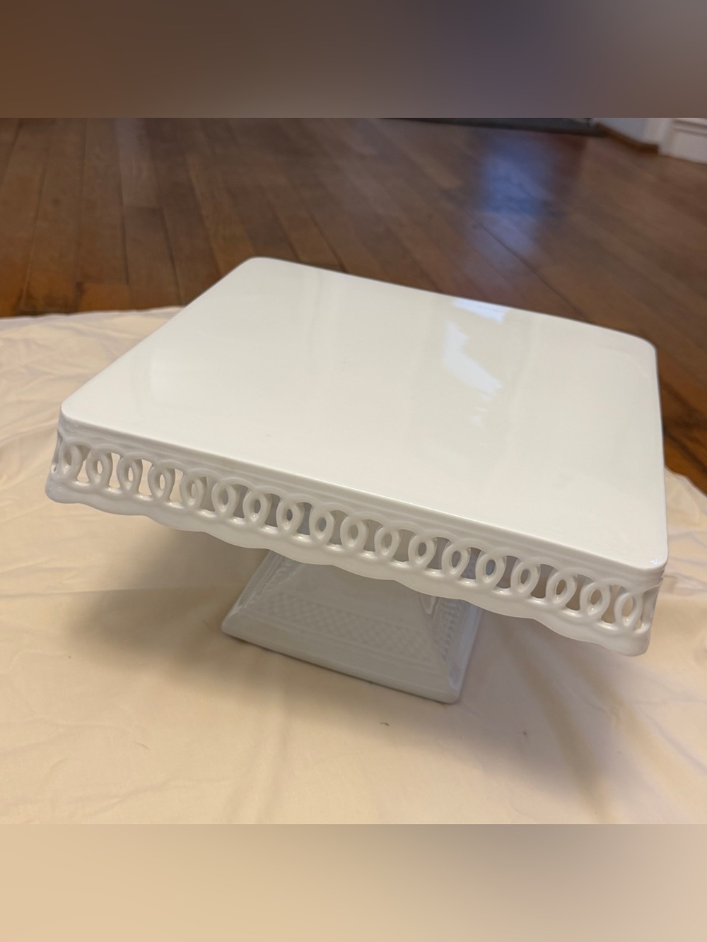 Basic Porcelain White Ceramic Pedestal Cake Stand with Loop Trim